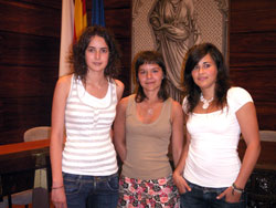 Marta Auguets (al centre), amb Slvia Castell (a l'esquerra) i Maria Vilar (a la dreta) 