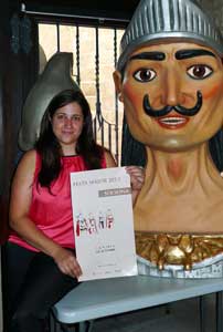 La regidora Sara Alarcón mostra el cartell d’enguany, dissenyat per Jordi Coromines